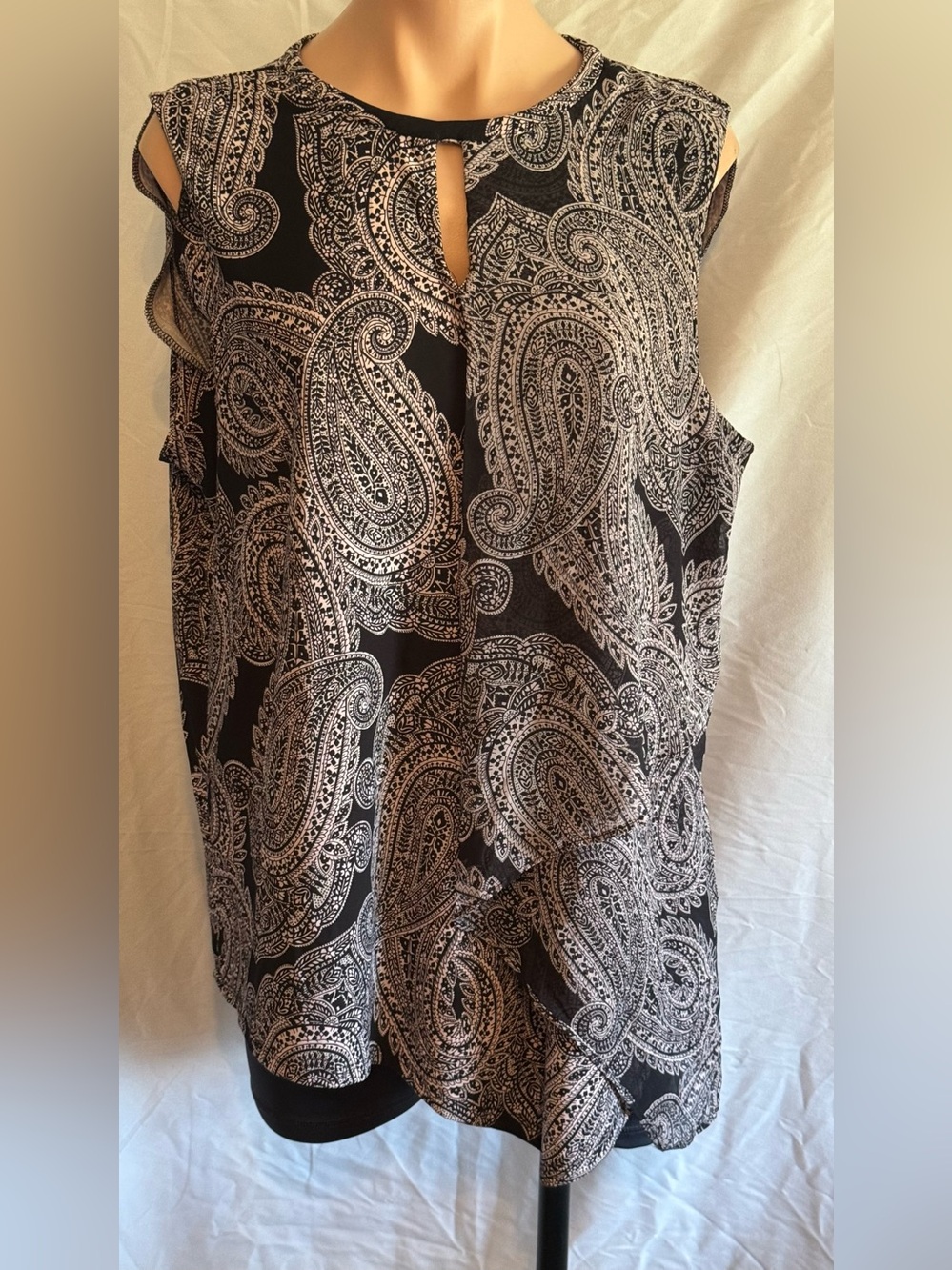 Sleeveless Black and Pink Paisley Keyhole Shell Tunic Top